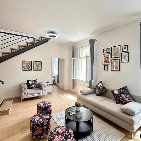 Апартаменты Stunning 3-bdr Duplex With Balcony In Center Прага