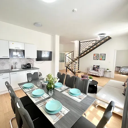 Апартаменты Stunning 3-bdr Duplex With Balcony In Center
