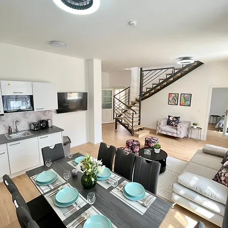 Апартаменты Stunning 3-bdr Duplex With Balcony In Center