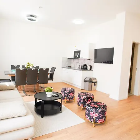 Stunning 3-bdr Duplex With Balcony In Center Апартаменты *