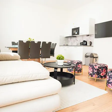 Stunning 3-bdr Duplex With Balcony In Center Апартаменты Прага