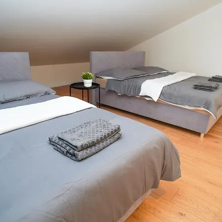 Stunning 3-bdr Duplex With Balcony In Center Апартаменты *