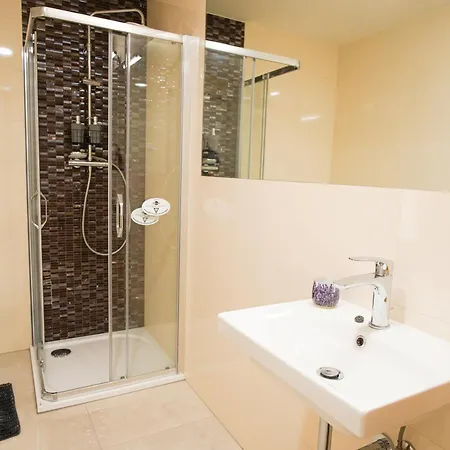 Stunning 3-bdr Duplex With Balcony In Center 公寓 *