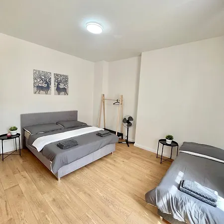 Stunning 3-bdr Duplex With Balcony In Center Lägenhet *